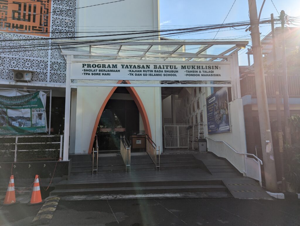 Halaman Masjid Baitul Mukhlisin